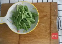 Illustration of how to make spicy stir-fried kidney beans and potato cubes 3