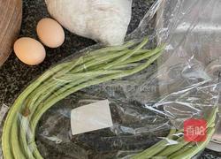 豆角蛋炒饭的做法图解1