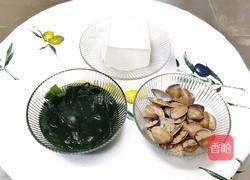 裙带菜蛤蜊豆腐汤的做法图解1