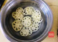 Illustration of how to make fried lotus root with fungus and carrot 1