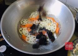 木耳胡萝卜炒莲藕的做法图解4
