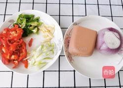 洋葱炒火腿肉的做法图解1