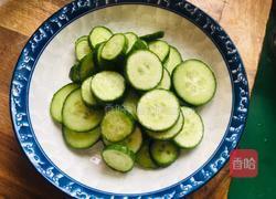 炝拌乳瓜的做法图解2