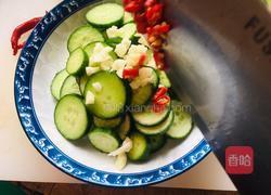 炝拌乳瓜的做法图解3
