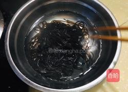 炝拌蕨根粉的做法图解3
