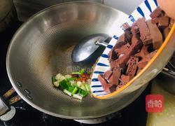 猪血炒韭菜的做法图解7