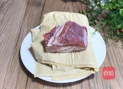 五花肉焖豆腐皮的做法图解1