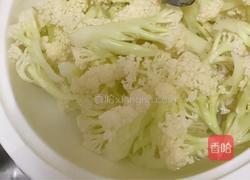 肉片炒花菜的做法图解1