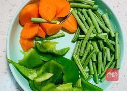 土豆豆角炖猪肉块的做法图解1