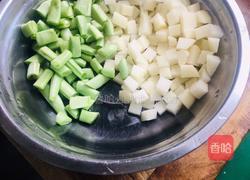 鸡肉香菇土豆丁拌面的做法图解1