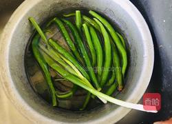 辣子鸡丁的做法图解1