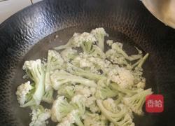 番茄花菇炒花菜的做法图解2