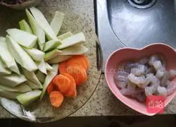 Illustration of how to make stir-fried shrimps with loofah 2