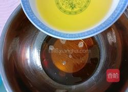 蛋黄豆沙月饼的做法图解3