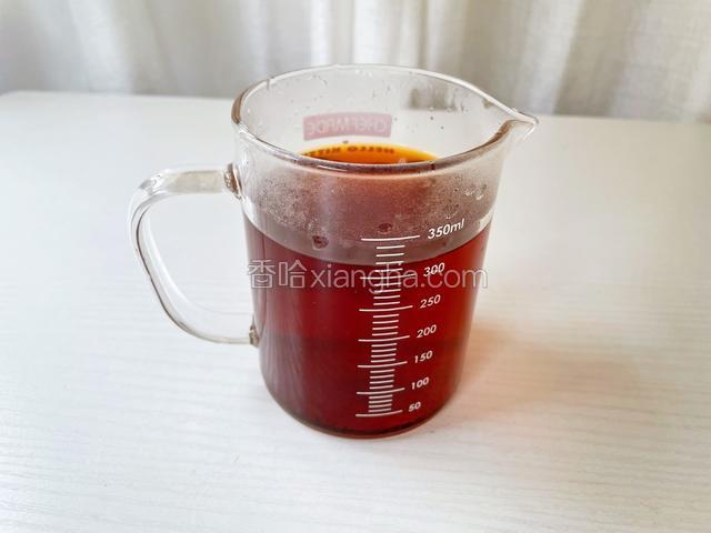 过滤出茶汤备用
