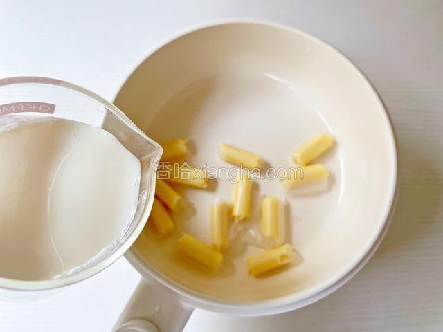 锅中加入大白兔奶糖+牛奶