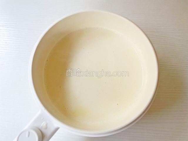 小火煮至大白兔奶糖融化