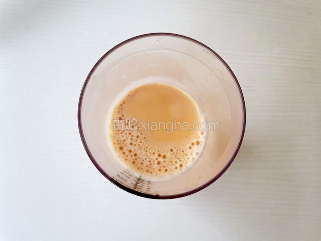 雪克杯加入300克奶茶