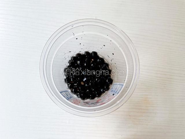 杯中加入珍珠