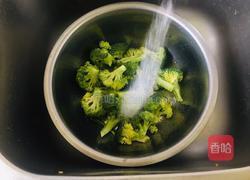 白灼西兰花的做法图解1