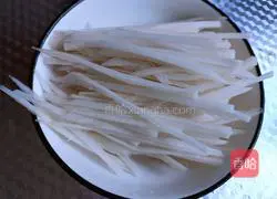 Illustration of how to mix lotus root 2