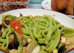 芹菜汁手擀面
