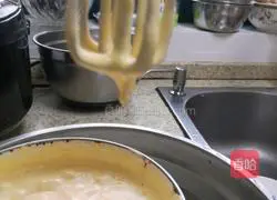 Illustration of how to make a 6-inch sponge cake without oil 6