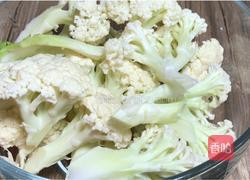青椒炒花菜的做法图解1