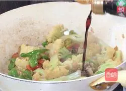 Illustration of how to stir-fry cauliflower with green pepper 9