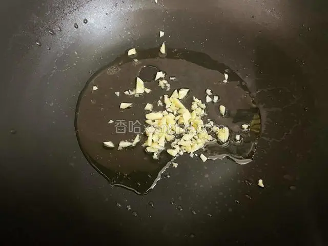 锅中倒入适量的食用油烧热，放入蒜末爆香