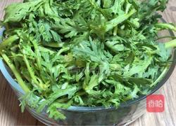 茼蒿炒肉丝的做法图解1