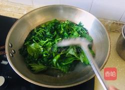 芹菜叶煎蛋的做法图解2