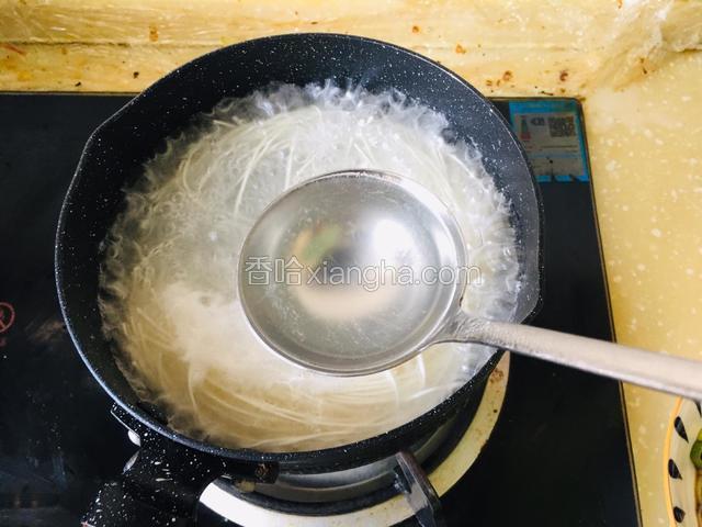 锅中加水烧开，下入100g龙须面。