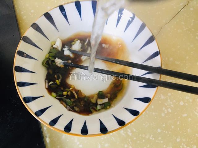 盛适量面汤冲入碗中。
