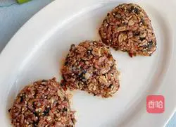 Illustration of how to make seaweed red rice balls 14