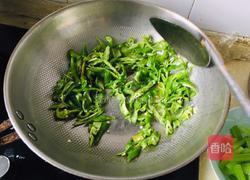 辣椒炒鱿鱼丝的做法图解5