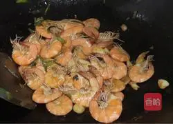Illustration of how to make stir-fried shrimp with onion 10