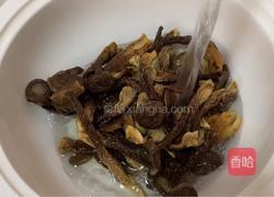 鹿茸菇瘦肉汤的做法图解3