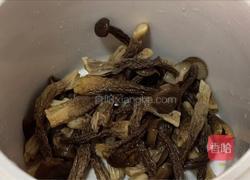 鹿茸菇瘦肉汤的做法图解6