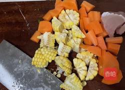 胡萝卜玉米排骨汤的做法图解1