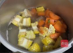胡萝卜玉米排骨汤的做法图解4
