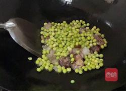 腊肠炒豌豆的做法图解3