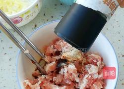 猪肉胡萝卜馅的做法图解1