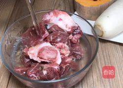 南瓜萝卜脊骨汤的做法图解1