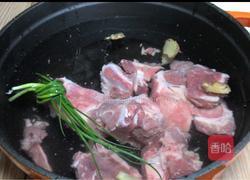 南瓜萝卜脊骨汤的做法图解4