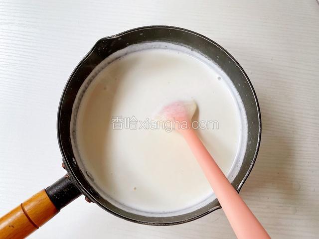 小火煮至大白兔奶糖融化

