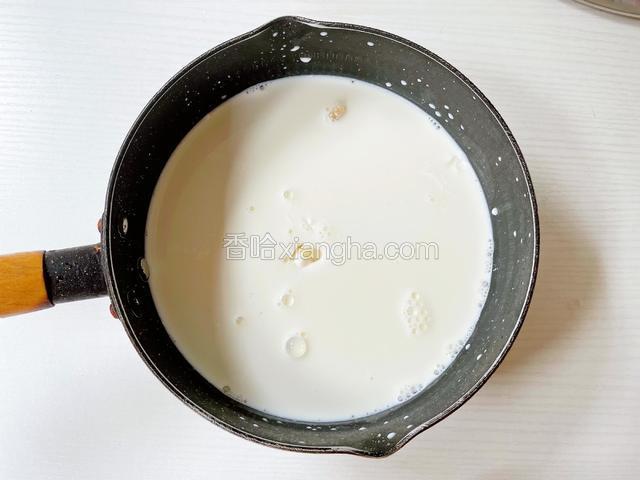 锅中加入大白兔奶糖+牛奶