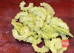 清炒苦瓜的做法图解2