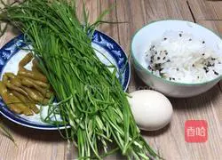 Illustration of how to make fried rice with chives and eggs 1