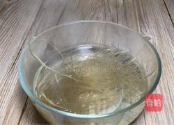 包菜粉丝炒鸡蛋的做法图解1